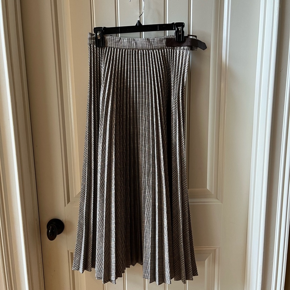 Banana Republic pleated skirt. NWT